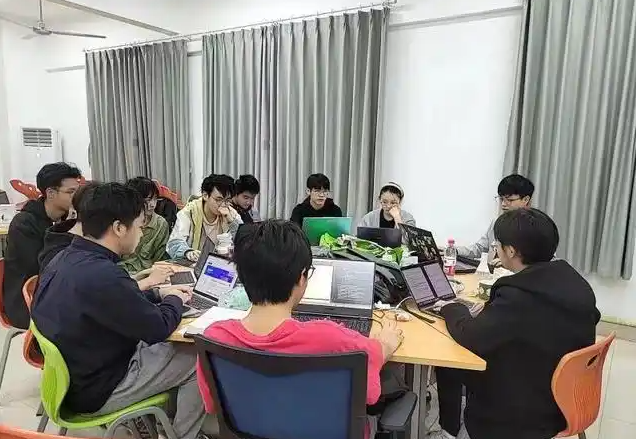 组织学习的陪同者和心灵的陪护者引导学生培育批判性思维