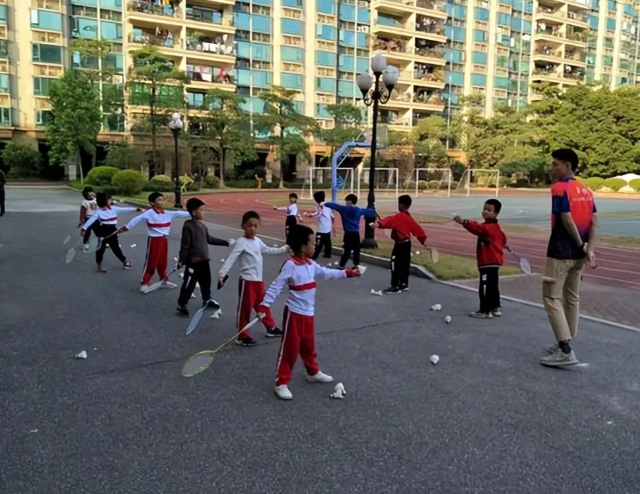 学生体育活动不打扣头即打造专职教师专业教练育人一体化